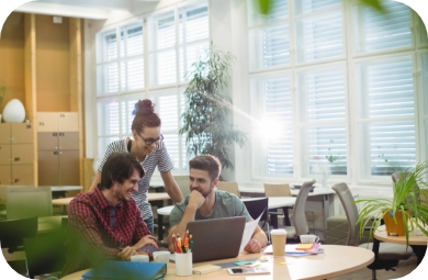 Ambiente di lavoro giovane con team al lavoro